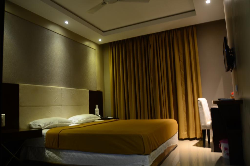 Hotel Blue Lagoon Daman Bilik gambar